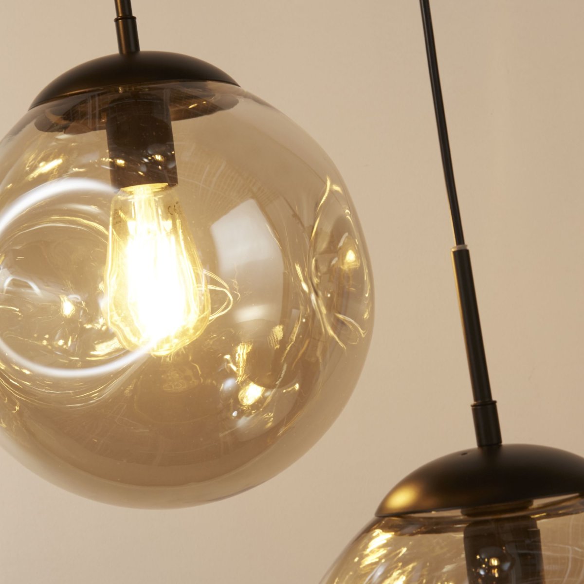 Punch Ø60 Champagne loftslampe Fra Searchlight - Punch er en stilfuld loftslampe med 5 glasskærme i champagnefarve, der skaber en varm atmosfære i rummet.