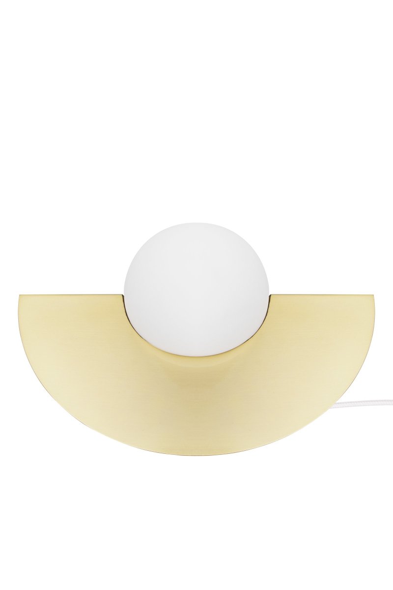 Roccia 17cm Børstet messing bordlampe Fra Globen Lighting - Den mat hvide glaskuppel hviler i et metalstativ, der er galvaniseret i børstet messing, som tilsammen danner et moderne og klassisk udtryk.