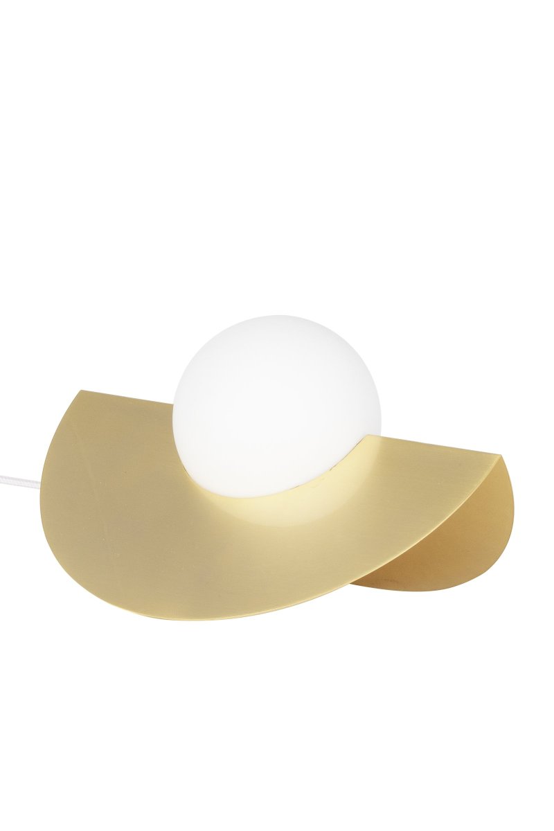 Roccia 17cm Børstet messing bordlampe Fra Globen Lighting - Den mat hvide glaskuppel hviler i et metalstativ, der er galvaniseret i børstet messing, som tilsammen danner et moderne og klassisk udtryk.