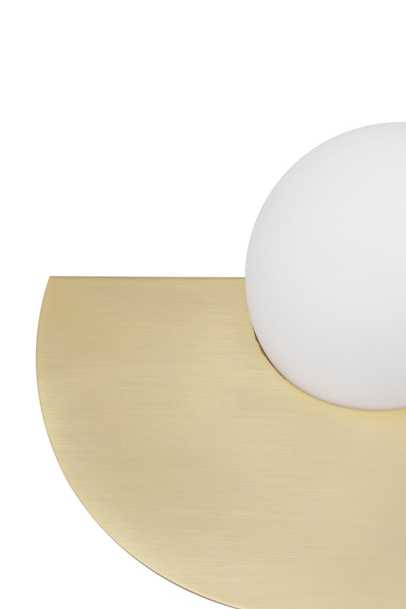Roccia 17cm Børstet messing bordlampe Fra Globen Lighting - Den mat hvide glaskuppel hviler i et metalstativ, der er galvaniseret i børstet messing, som tilsammen danner et moderne og klassisk udtryk.