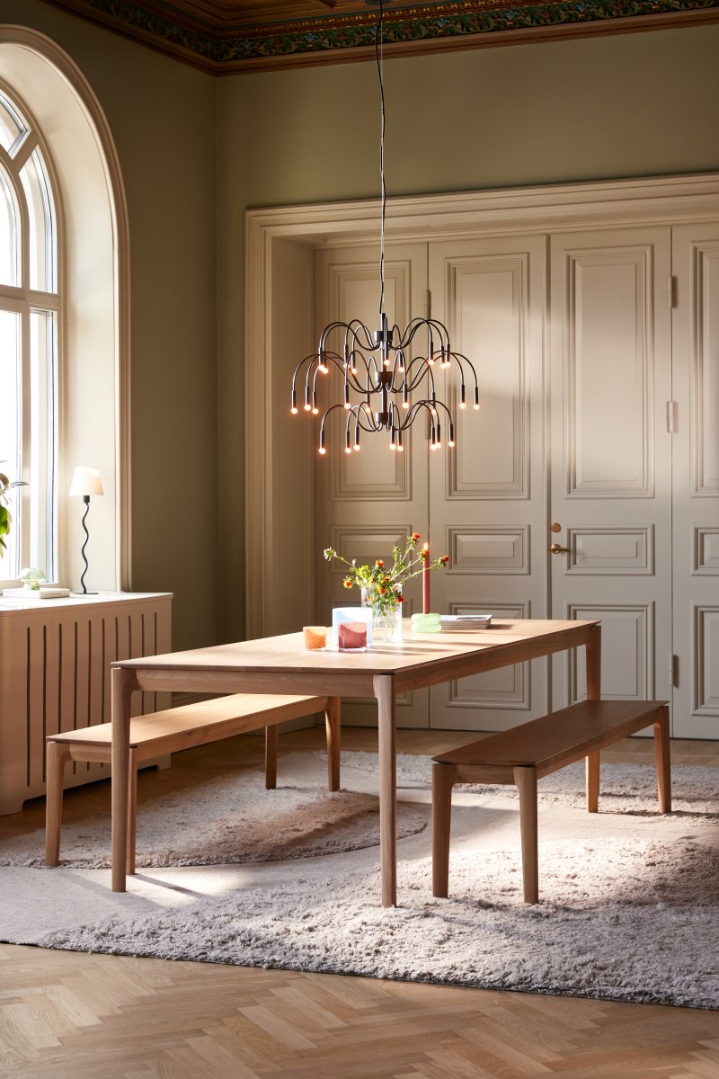 Ben Ø70 Sort loftslampe Fra Globen Lighting - Lampen er lavet af matlakeret sort metal, har en 300 cm lang sort tekstilledning med ledning og en matchende baldakin af metal.