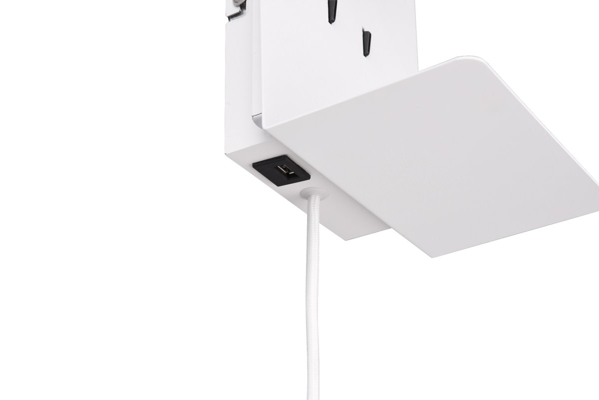 Element Hvid læselampe Fra Trio Lighting - Med en hylde og en USB-port til opladning er den b&aring;de praktisk og funktionel.