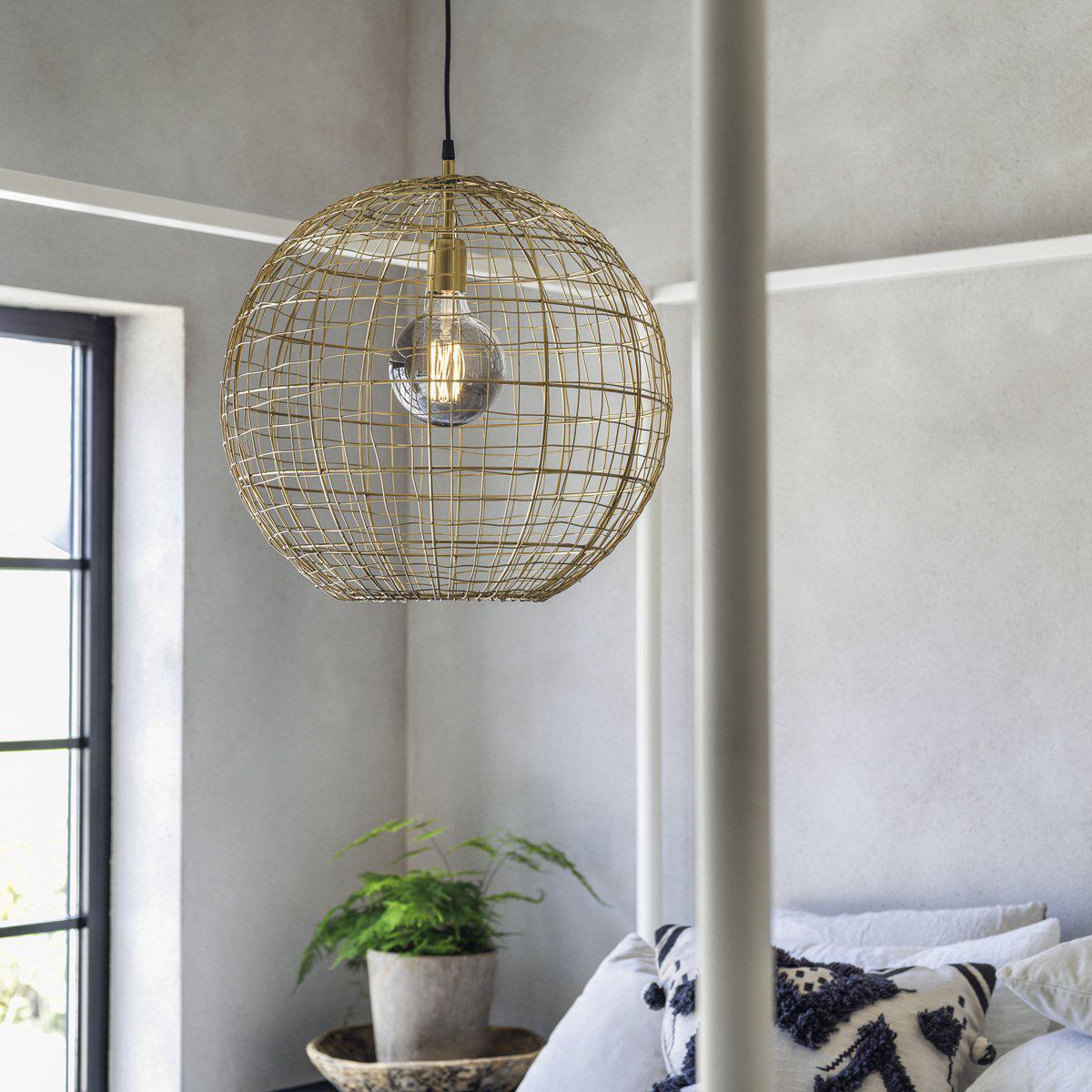 Corby Ø46 Guld loftslampe Fra PR Home - En rigtig fin indretningsdetalje i dit hjem, der passer både over et bord eller på en trappe.