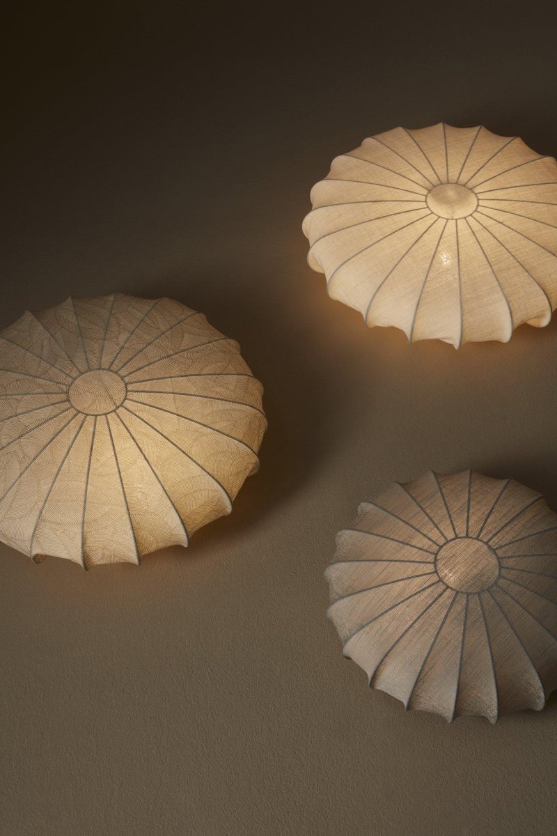 Onyx Ø56 Taupe plafond Fra PR Home - Onyx er en moderne loftslampe beklædt med et smukt mønstret bomuldsstof i en taupe/beige skærm.