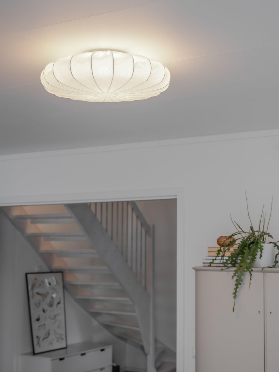 Franza Ø56 Hvid plafond Fra PR Home - Franza er en elegant og stilfuld loftslampe i smukt bomuldsstof, der giver rummet en blød og hyggelig følelse.