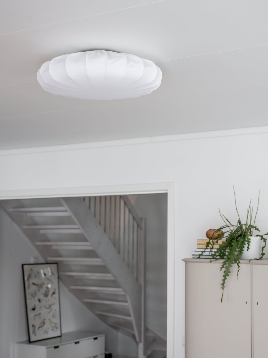 Franza Ø56 Hvid plafond Fra PR Home - Franza er en elegant og stilfuld loftslampe i smukt bomuldsstof, der giver rummet en blød og hyggelig følelse.