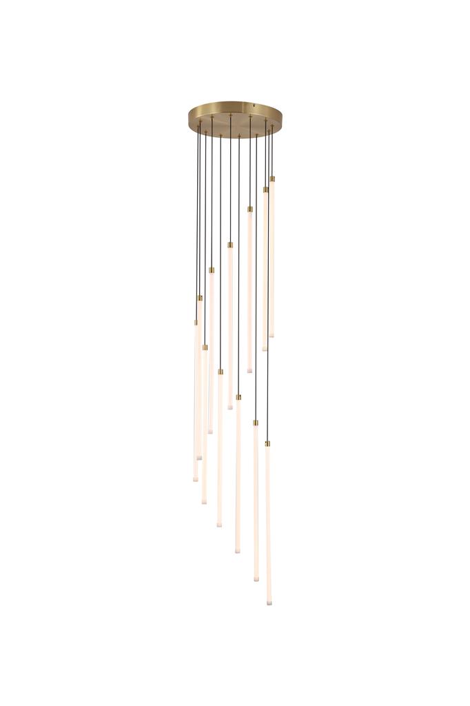 Flare Ø35 Messing loftslampe Fra Searchlight - Tolv slanke hvide stænger med integreret LED-belysning falder i forskellige længder fra en metalloftsgesims med en satineret messingfinish, hvilket skaber en imponerende, vandfaldslignende silhuet.