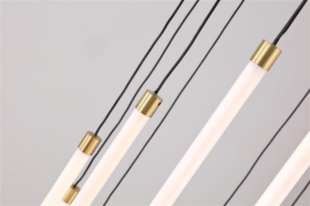 Flare Ø35 Messing loftslampe Fra Searchlight - Tolv slanke hvide stænger med integreret LED-belysning falder i forskellige længder fra en metalloftsgesims med en satineret messingfinish, hvilket skaber en imponerende, vandfaldslignende silhuet.