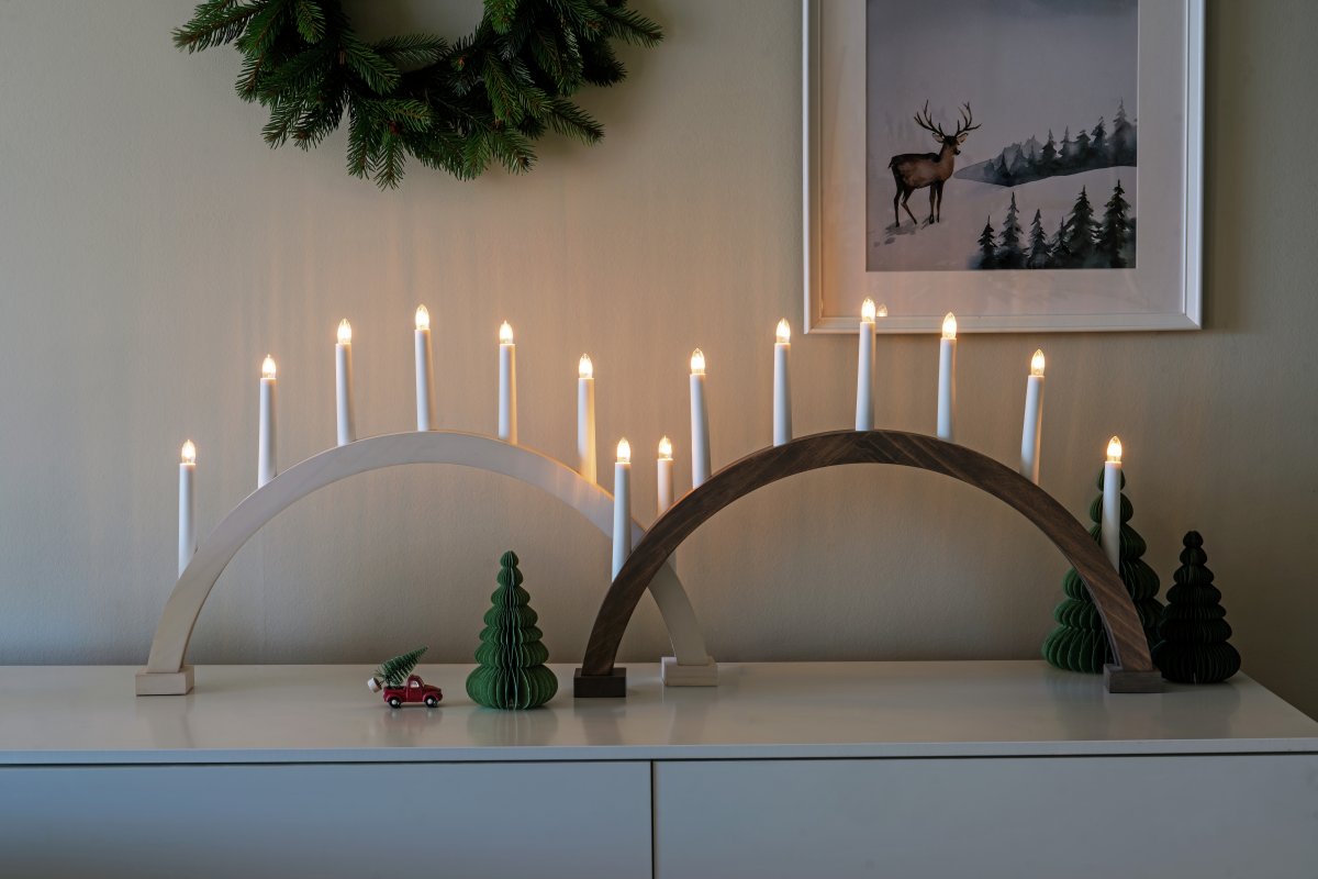 Arch 7 Lights Hvid Fra Konstsmide - Stellet er lavet af tr&aelig; med en hvidbejdset finish, der giver et naturligt og tidl&oslash;st udseende.