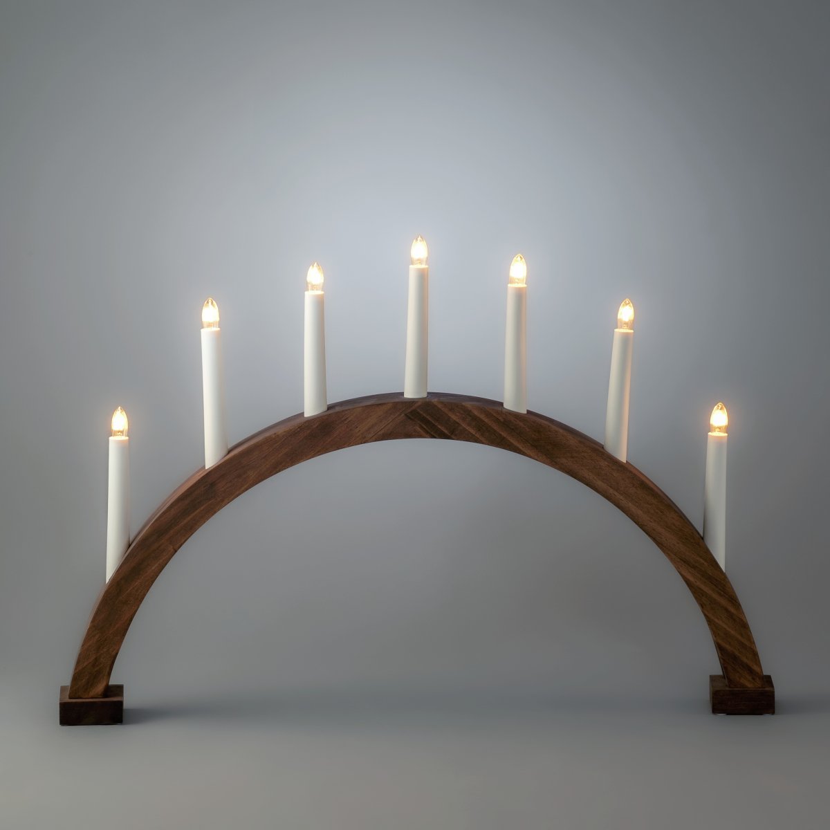 Arch 7 Lights Brun Fra Konstsmide - Stellet er lavet af tr&aelig; med en brunbejdset finish, der giver et naturligt og tidl&oslash;st udseende.