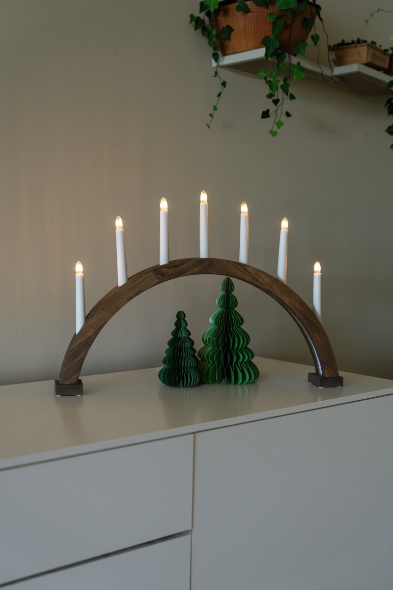 Arch 7 Lights Brun Fra Konstsmide - Stellet er lavet af tr&aelig; med en brunbejdset finish, der giver et naturligt og tidl&oslash;st udseende.