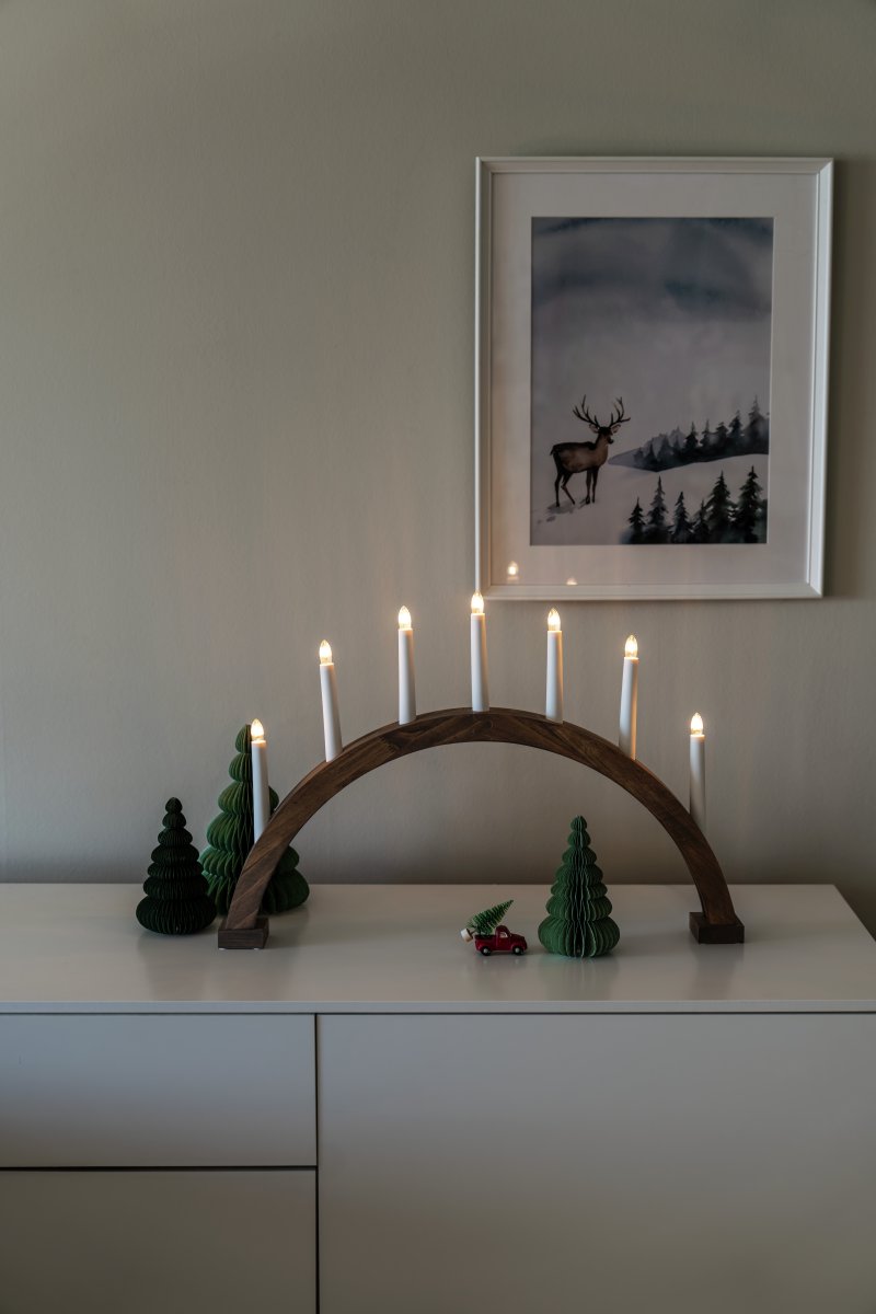 Arch 7 Lights Brun Fra Konstsmide - Stellet er lavet af tr&aelig; med en brunbejdset finish, der giver et naturligt og tidl&oslash;st udseende.