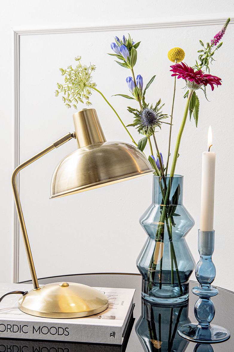 Hood 38cm Antik messing skrivebordslampe Fra Leitmotiv - Den bevægelige skærm med hvid inderside giver en jævn og behagelig lysfordeling, perfekt til læsning eller arbejde.