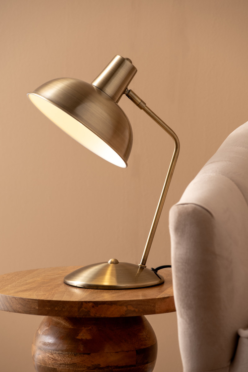 Hood 38cm Antik messing skrivebordslampe Fra Leitmotiv - Den bevægelige skærm med hvid inderside giver en jævn og behagelig lysfordeling, perfekt til læsning eller arbejde.