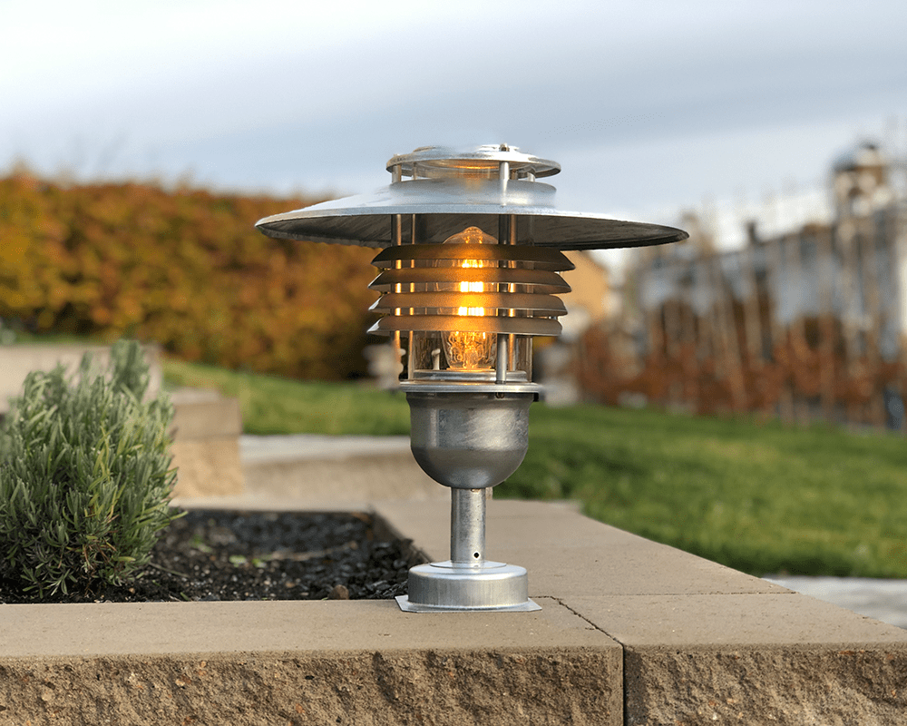 Arnäs I 38cm Galvaniseret stål Fra Westal - Gulvlampe med rotationssymmetrisk lysmønster.