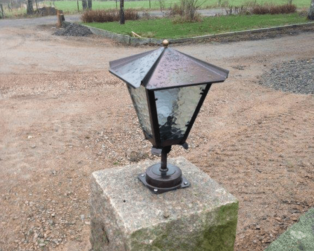 Gustav 36cm Oxideret kobber Fra Westal - Vælg mellem en op- eller nedadvendt lanterne i lakeret og rustfast finish eller i storslået oxideret kobber.