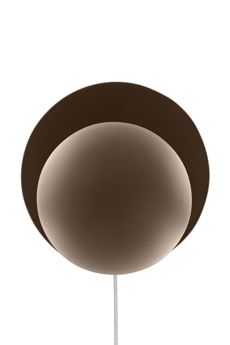 Orbit Ø30 Brun væglampe Fra Globen Lighting - Orbit v&aelig;glampen skaber et smukt, diskret indirekte lys med sine to metalsk&aelig;rme, der elegant skjuler lyskilden i midten.