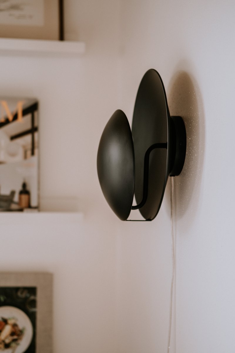 Orbit Ø30 Sort væglampe Fra Globen Lighting - Enten ved at montere den på væggen som den er, eller ved fast installation.