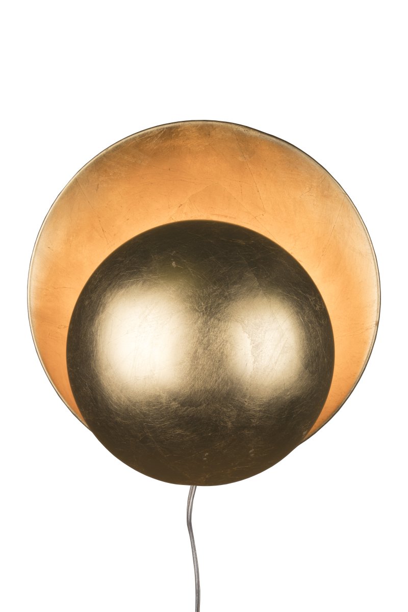 Orbit Ø30 Messing væglampe Fra Globen Lighting - Orbit er fremstillet af metal og skaber et blødt lys takket være lyskilden, der er skjult mellem skærmene.