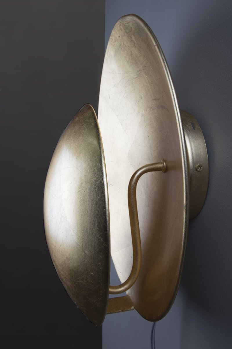 Orbit Ø30 Messing væglampe Fra Globen Lighting - Orbit er fremstillet af metal og skaber et blødt lys takket være lyskilden, der er skjult mellem skærmene.