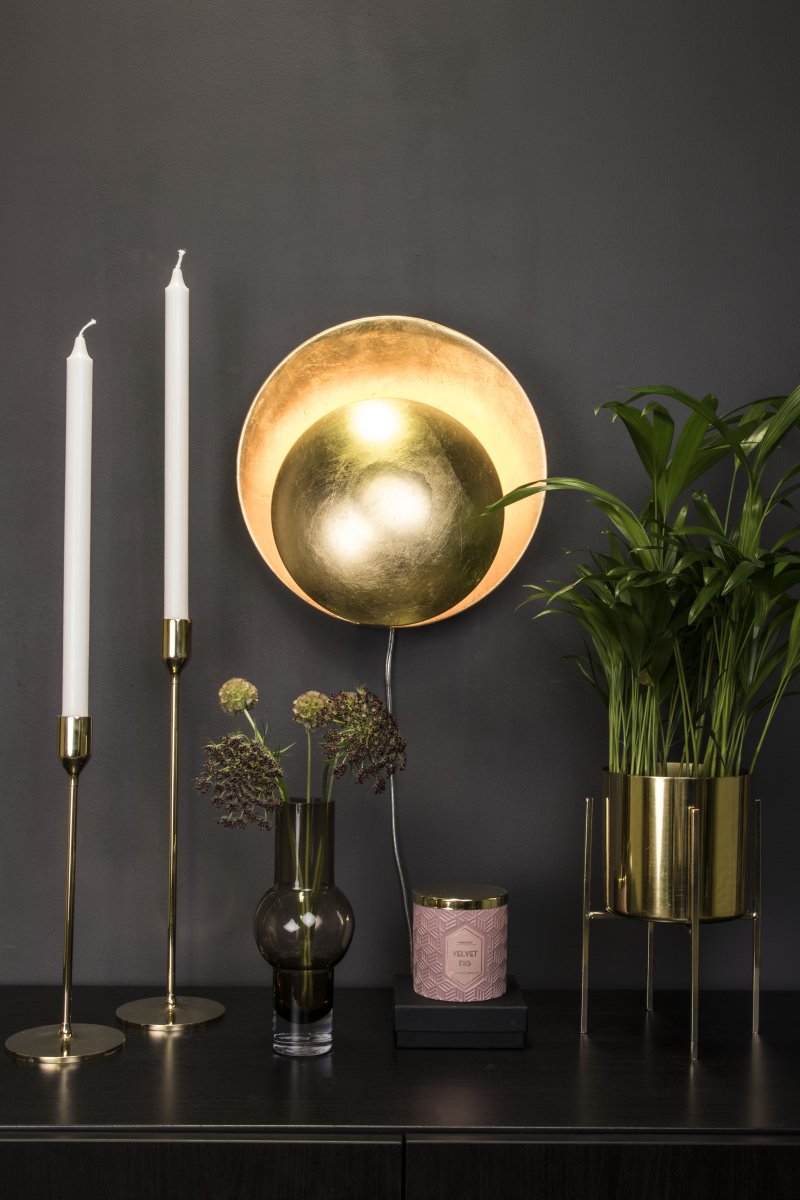 Orbit Ø30 Messing væglampe Fra Globen Lighting - Orbit er fremstillet af metal og skaber et blødt lys takket være lyskilden, der er skjult mellem skærmene.