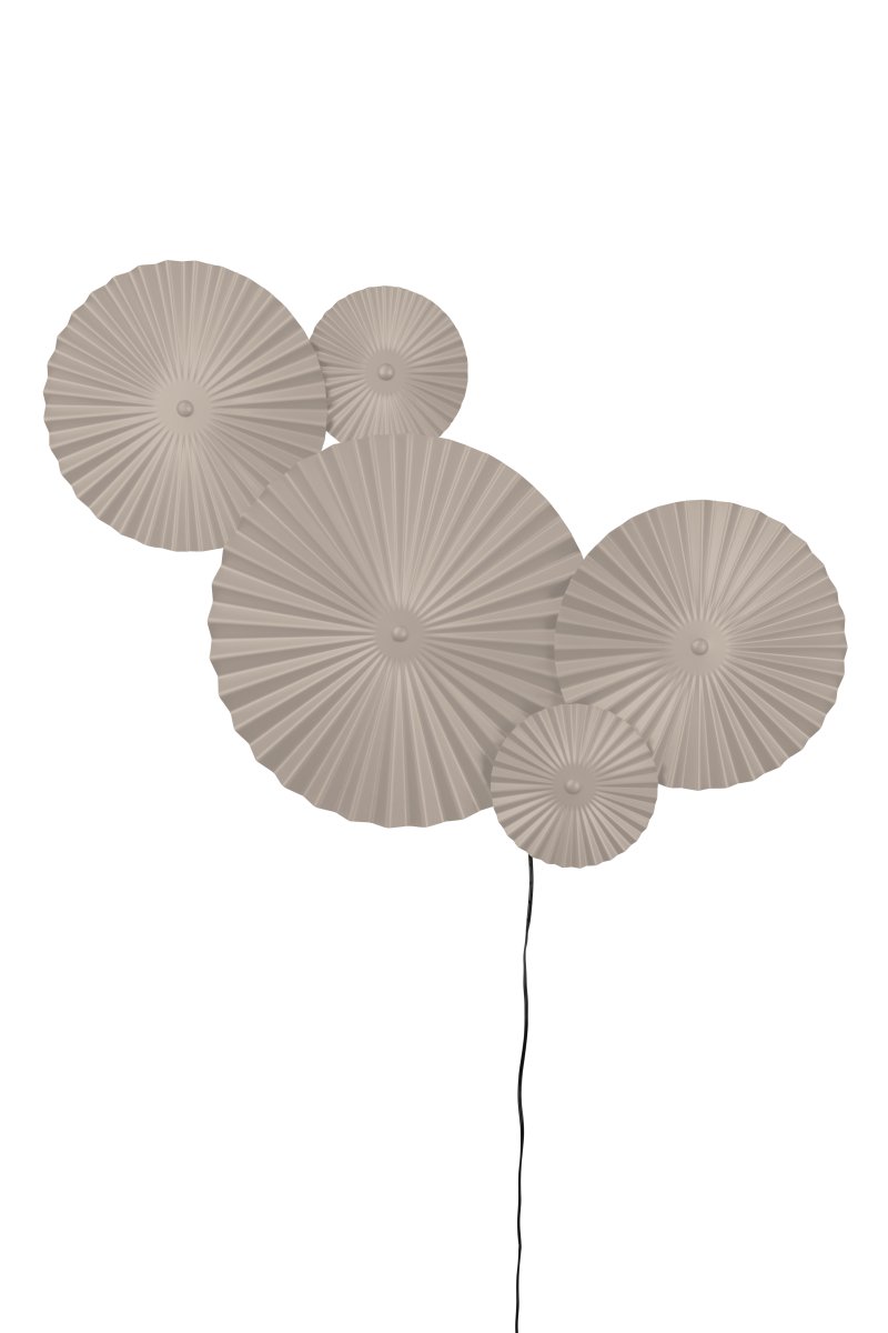 Omega 70cm Beige væglampe Fra Globen Lighting - Omega er en todelt v&aelig;glampe med tre sammenkoblede plader med belysning bagved og to ekstra sammenkoblede plader, som du kan placere, hvor du vil.