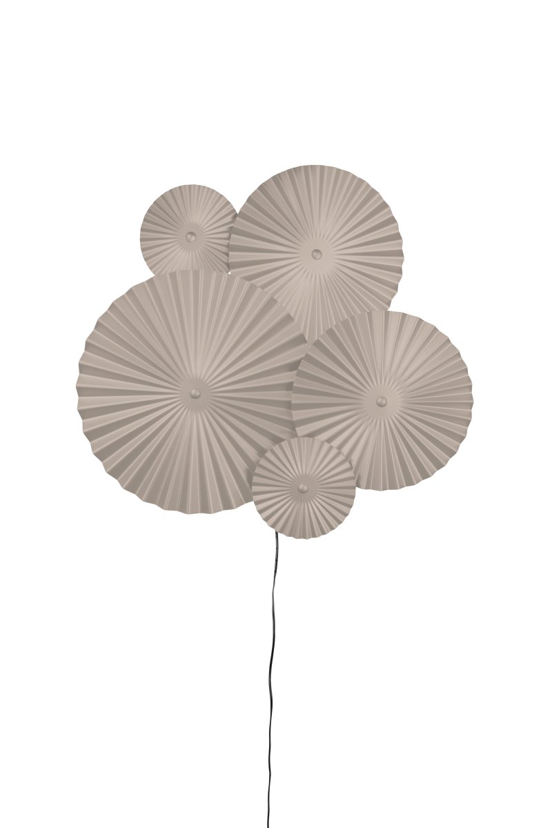 Omega 70cm Beige væglampe Fra Globen Lighting - Omega er en todelt v&aelig;glampe med tre sammenkoblede plader med belysning bagved og to ekstra sammenkoblede plader, som du kan placere, hvor du vil.