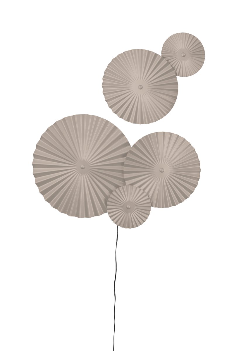 Omega 70cm Beige væglampe Fra Globen Lighting - Omega er en todelt v&aelig;glampe med tre sammenkoblede plader med belysning bagved og to ekstra sammenkoblede plader, som du kan placere, hvor du vil.