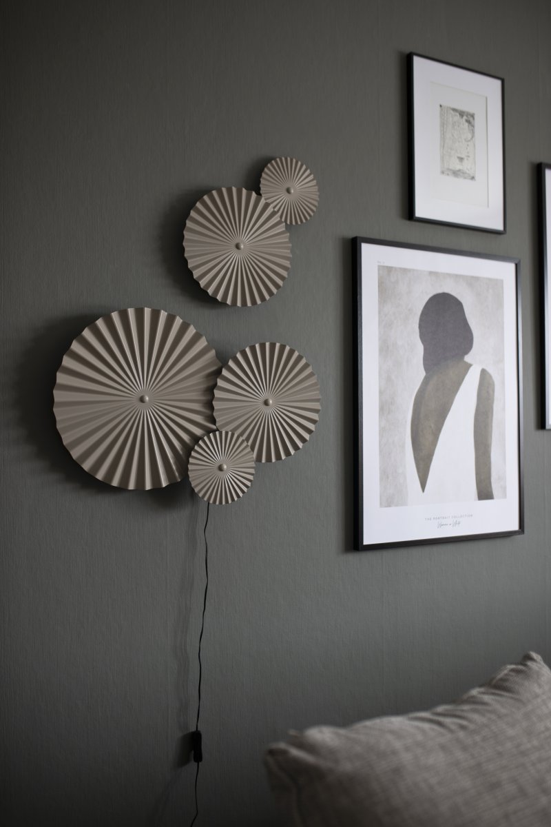 Omega 70cm Beige væglampe Fra Globen Lighting - Omega er en todelt v&aelig;glampe med tre sammenkoblede plader med belysning bagved og to ekstra sammenkoblede plader, som du kan placere, hvor du vil.