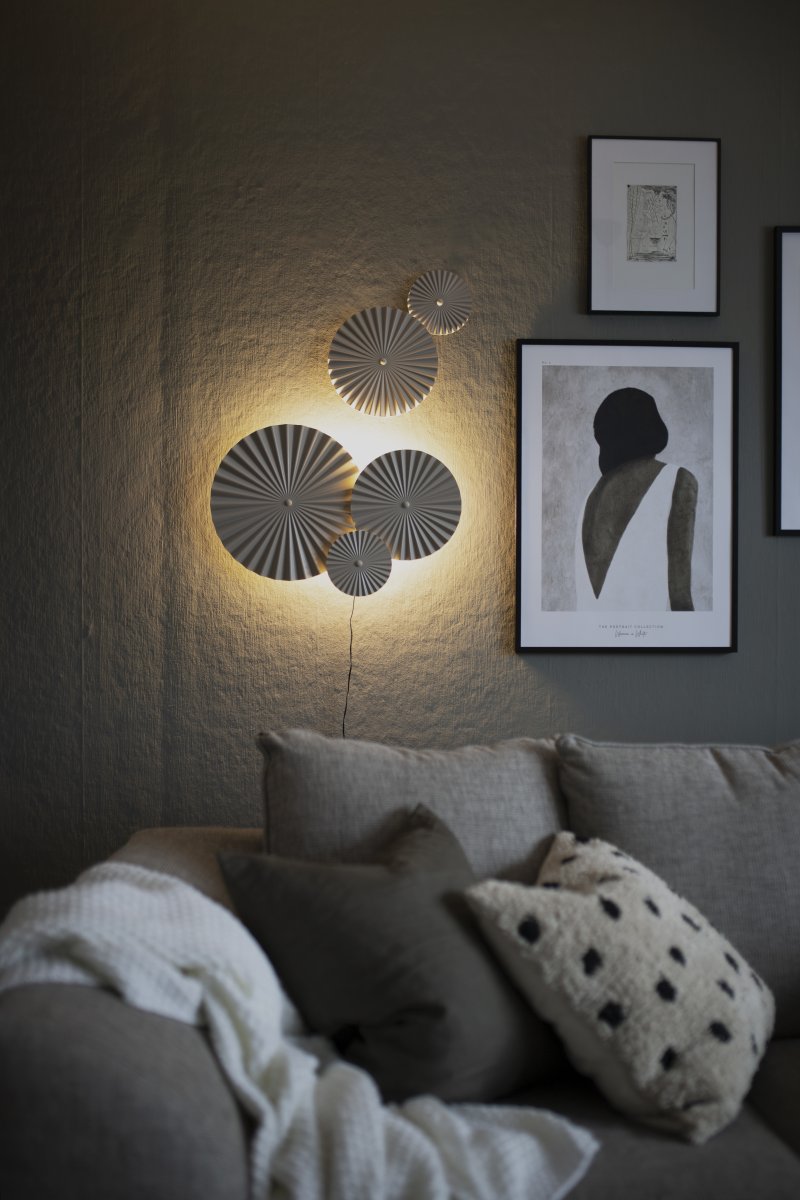 Omega 70cm Beige væglampe Fra Globen Lighting - Omega er en todelt v&aelig;glampe med tre sammenkoblede plader med belysning bagved og to ekstra sammenkoblede plader, som du kan placere, hvor du vil.