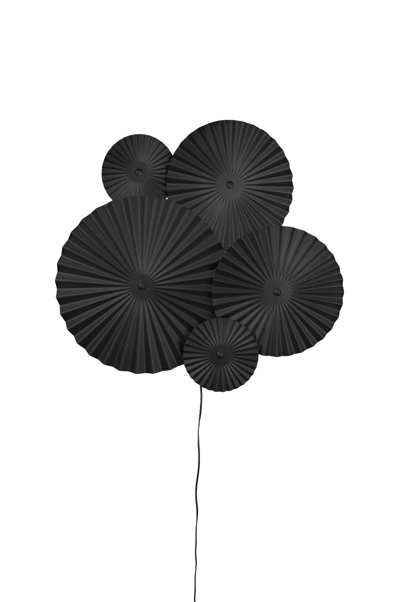 Omega 70cm Sort væglampe Fra Globen Lighting - Omega er en todelt v&aelig;glampe med tre sammenkoblede plader med belysning bagved og to ekstra sammenkoblede plader, som du kan placere, hvor du vil.