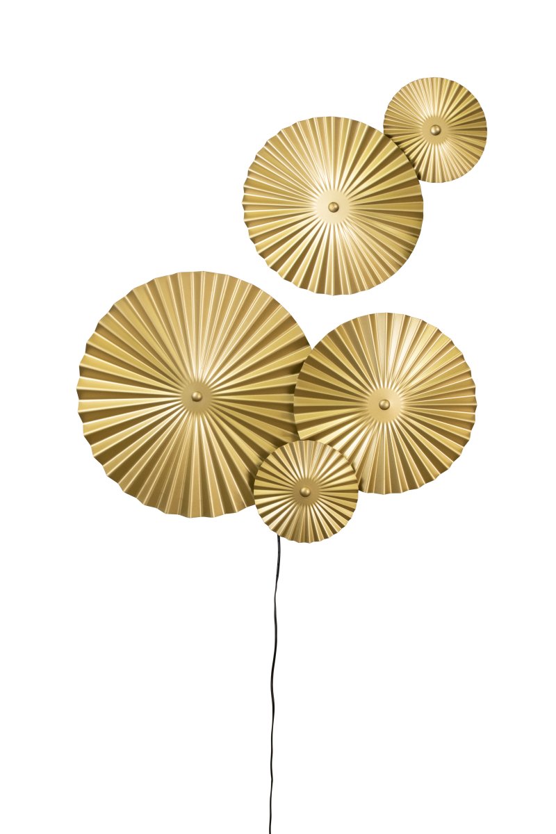 Omega 70cm Guld væglampe Fra Globen Lighting - Omega er en todelt væglampe med tre sammenkoblede plader med belysning bagved og to ekstra sammenkoblede plader, som du kan placere, hvor du vil.