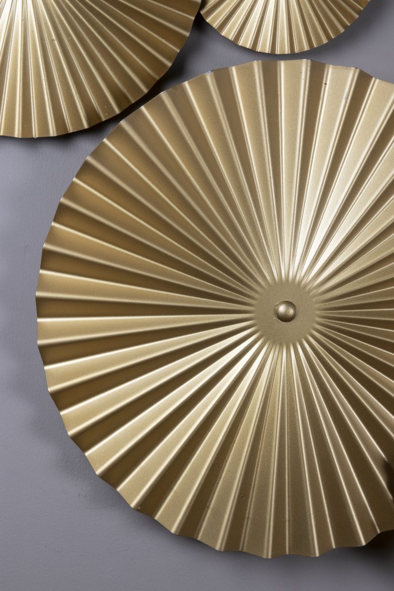 Omega 70cm Guld væglampe Fra Globen Lighting - Omega er en todelt væglampe med tre sammenkoblede plader med belysning bagved og to ekstra sammenkoblede plader, som du kan placere, hvor du vil.