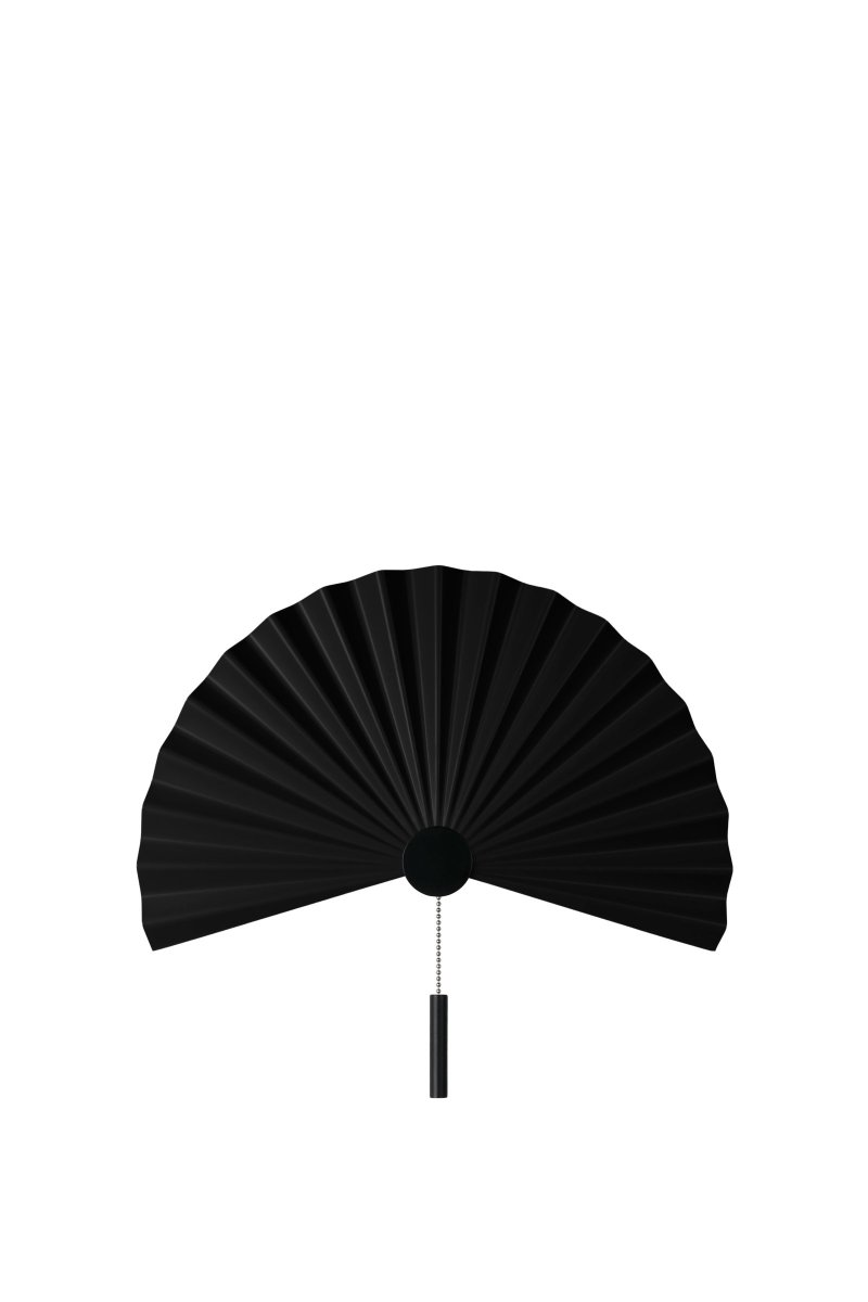 Zen Sort væglampe Fra Globen Lighting - Med sin enkle form og smukke foldede sort-mat lakerede metal udstråler denne lampe enkelhed og minimalisme og passer perfekt ind i den enkle skandinavisk-japanske indretning.
