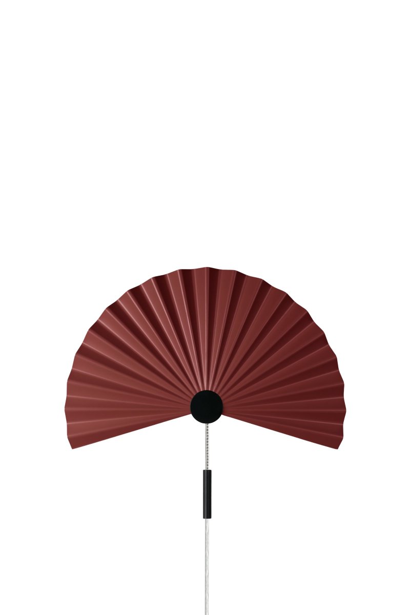 Zen Rødbrun væglampe Fra Globen Lighting - Med sin enkle form og smukke foldede rødbrun matlakeret metal udstråler denne lampe enkelhed og minimalisme og passer perfekt ind i den enkle skandinavisk-japanske indretning.