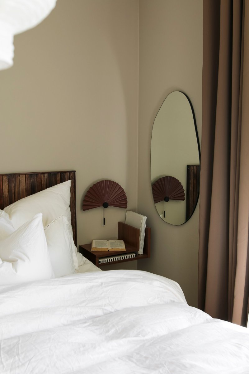 Zen Rødbrun væglampe Fra Globen Lighting - Med sin enkle form og smukke foldede rødbrun matlakeret metal udstråler denne lampe enkelhed og minimalisme og passer perfekt ind i den enkle skandinavisk-japanske indretning.