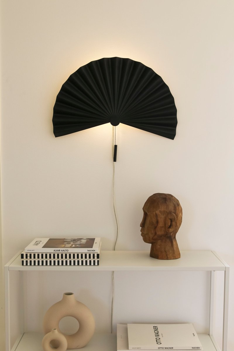 Zen 50cm Sort væglampe Fra Globen Lighting - Med sin enkle form og smukke foldede sort-mat lakerede metal udstr&aring;ler denne lampe enkelhed og minimalisme og passer perfekt ind i den enkle skandinavisk-japanske indretning.