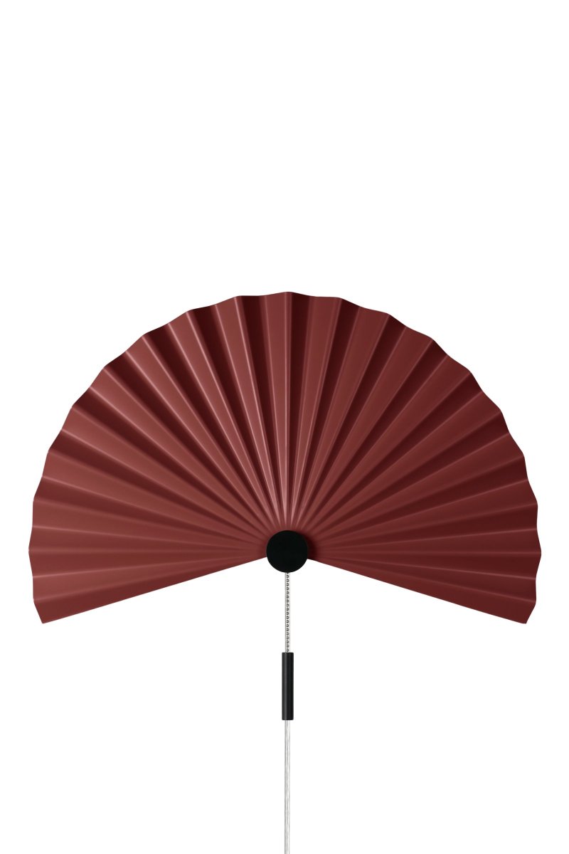 Zen 50cm Rødbrun væglampe Fra Globen Lighting - Med sin enkle form og smukke foldede rødbrun matlakeret metal udstråler denne lampe enkelhed og minimalisme og passer perfekt ind i den enkle skandinavisk-japanske indretning.