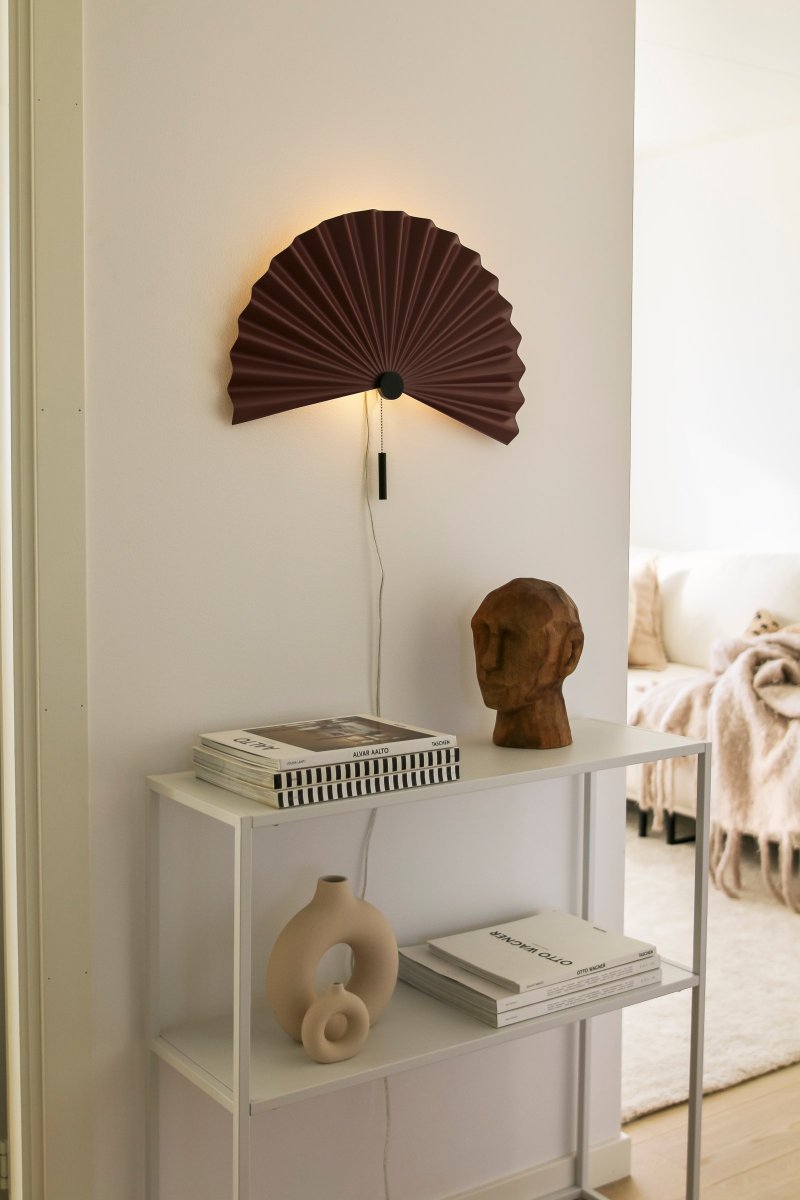 Zen 50cm Rødbrun væglampe Fra Globen Lighting - Med sin enkle form og smukke foldede rødbrun matlakeret metal udstråler denne lampe enkelhed og minimalisme og passer perfekt ind i den enkle skandinavisk-japanske indretning.