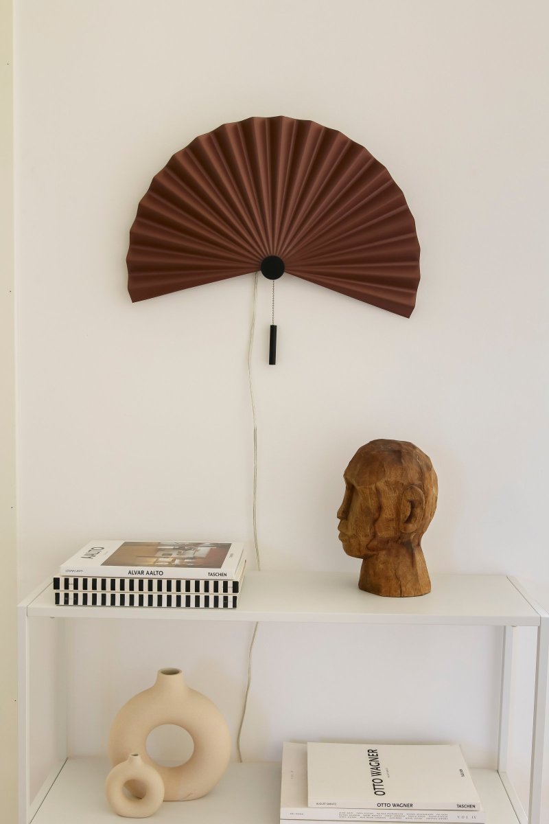 Zen 50cm Rødbrun væglampe Fra Globen Lighting - Med sin enkle form og smukke foldede rødbrun matlakeret metal udstråler denne lampe enkelhed og minimalisme og passer perfekt ind i den enkle skandinavisk-japanske indretning.