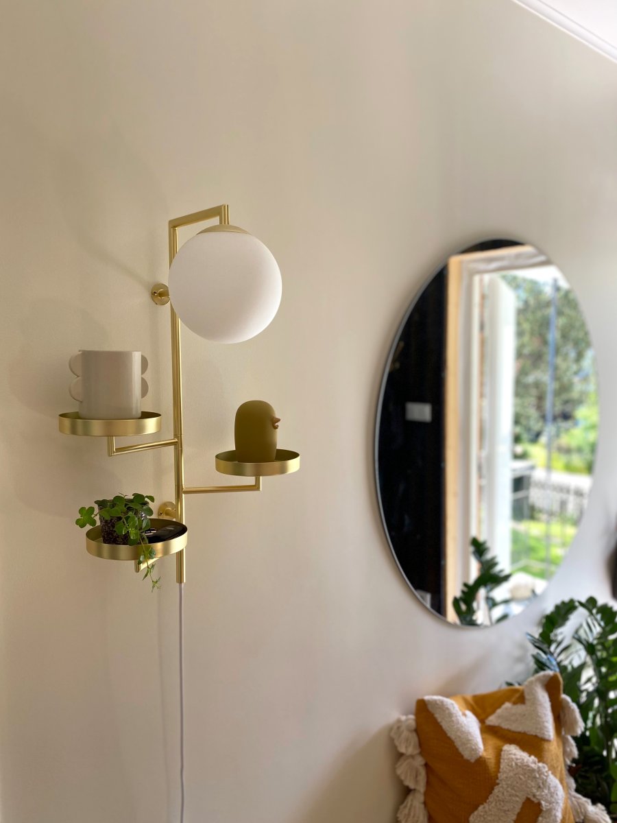 Astoria 62cm Børstet messing væglampe Fra Globen Lighting - Lampen er lavet af metal, har en mat hvid glasskærm og har en 200 cm lang tekstilledning med afbryder og stik.