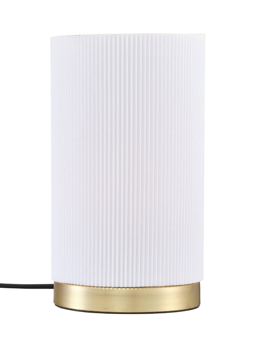 Dora 25cm Hvid bordlampe Fra PR Home - Stil bordlampe med fast lampesk&aelig;rm af plisseret materiale af polyester og bomuld.