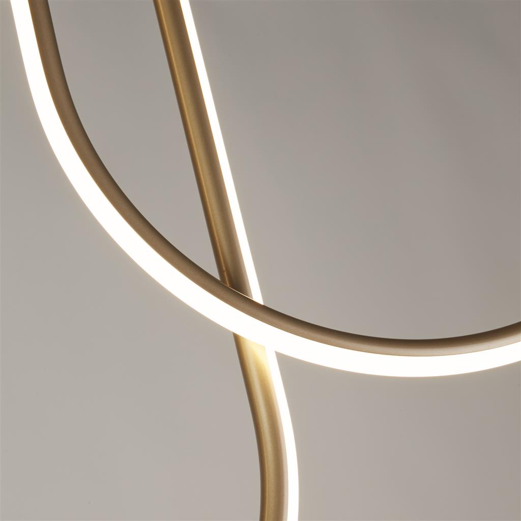 Chime 110cm Bronze plafond Fra Searchlight - Chime er en loftlampe, der med sin moderne, buede form og bronzefinish vil være et sandt samtaleemne i rummet.