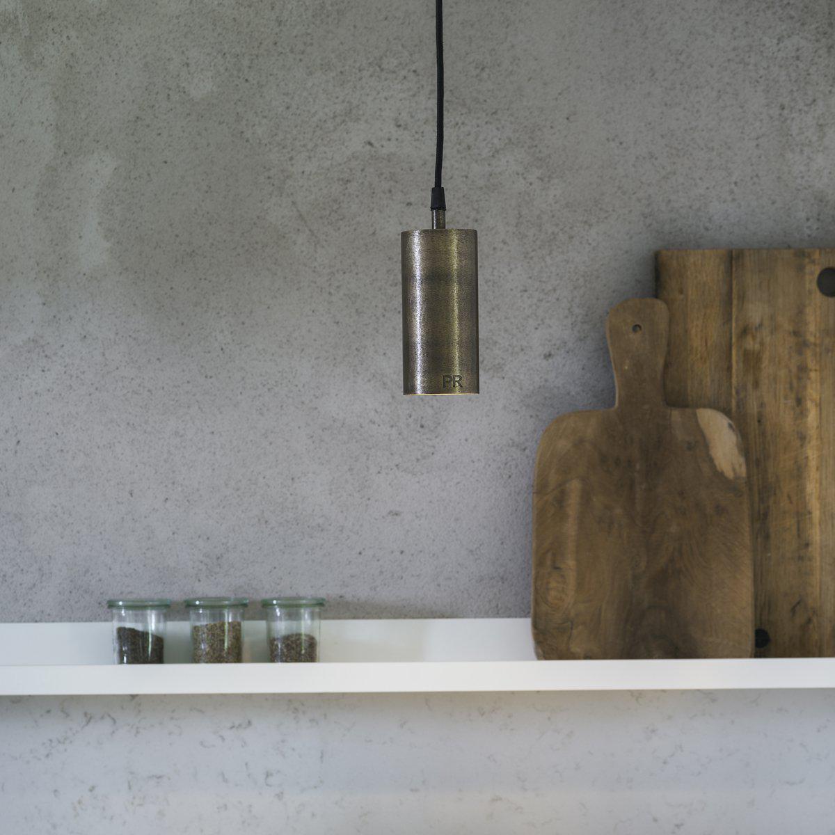 Ample Ø7 Guld vindueslampe Fra PR Home - Rigelig vindueslampe i metal f&aring;s i 3 forskellige finish, alle med et PR-stempel indst&oslash;bt i lampen.