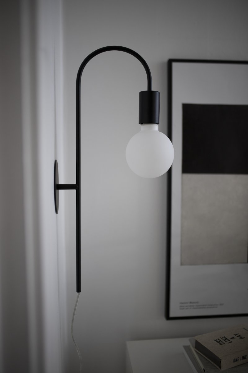 Grace 50cm Sort væglampe Fra Globen Lighting - Grace væglampe har en blødt buet arm lavet af sort metal.