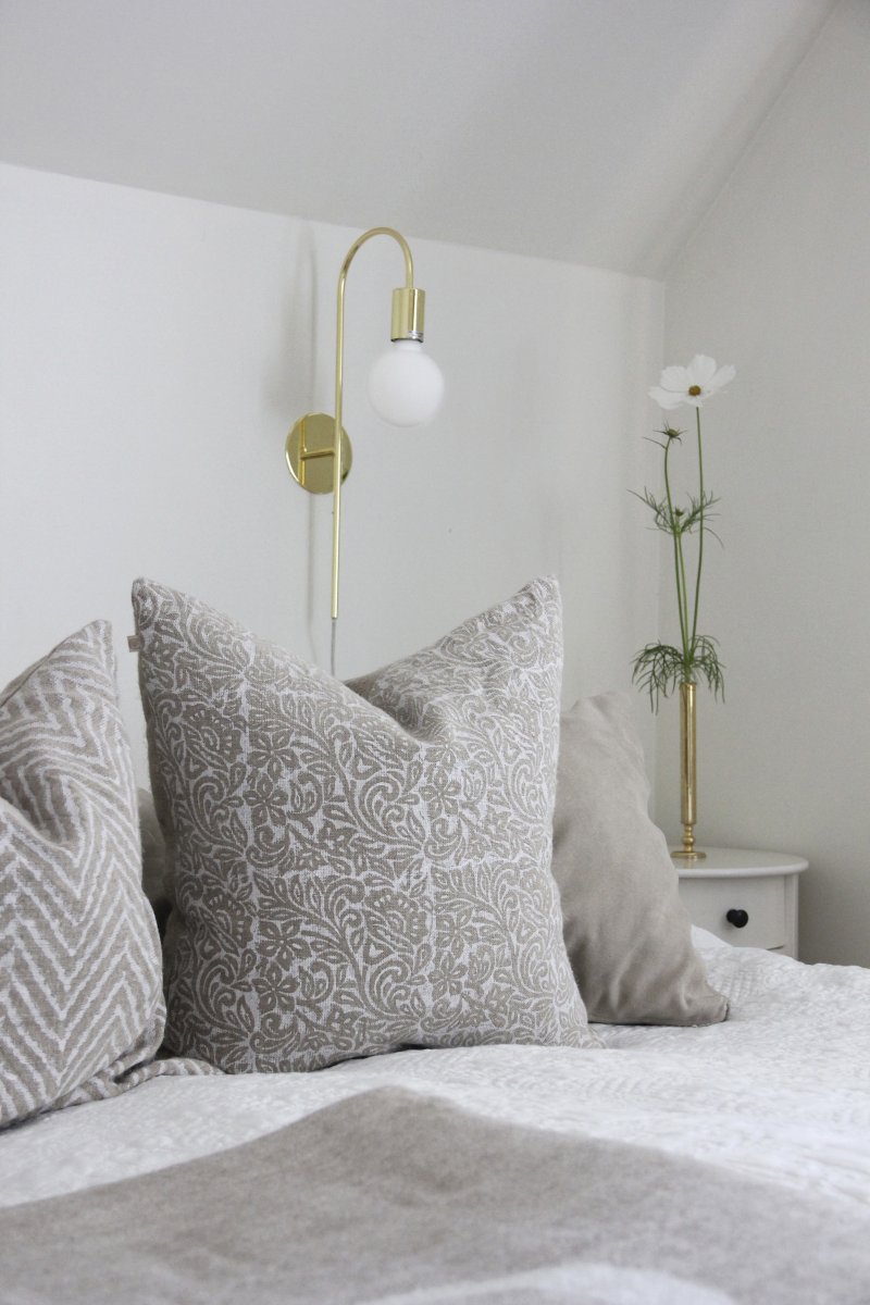 Grace 50cm Messing væglampe Fra Globen Lighting - Grace væglampe har en blødt buet metalarm i messingfinish.