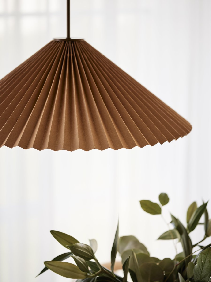 Dora Ø60 Brun loftslampe Fra PR Home - Loftslampe Dora med 2m sort tekstilkabel og lampesk&aelig;rm af brunt papir.