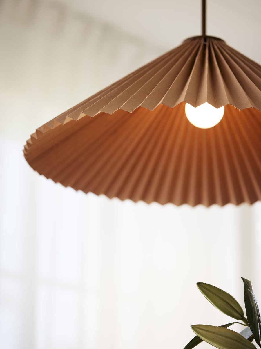 Dora Ø60 Brun loftslampe Fra PR Home - Loftslampe Dora med 2m sort tekstilkabel og lampesk&aelig;rm af brunt papir.