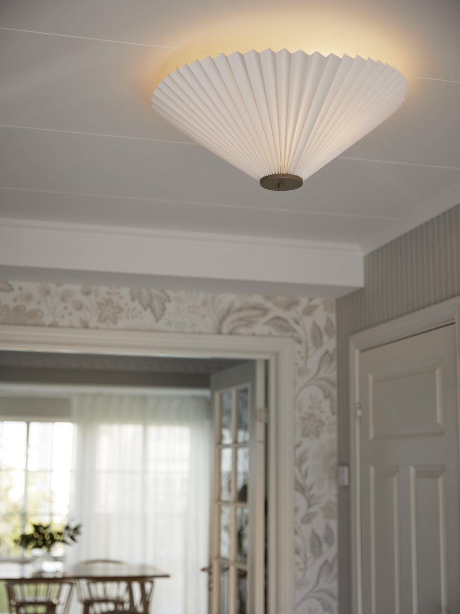 Dora Ø60 Hvid plafond Fra PR Home - Loft med lampesk&aelig;rm i hvidt papir.