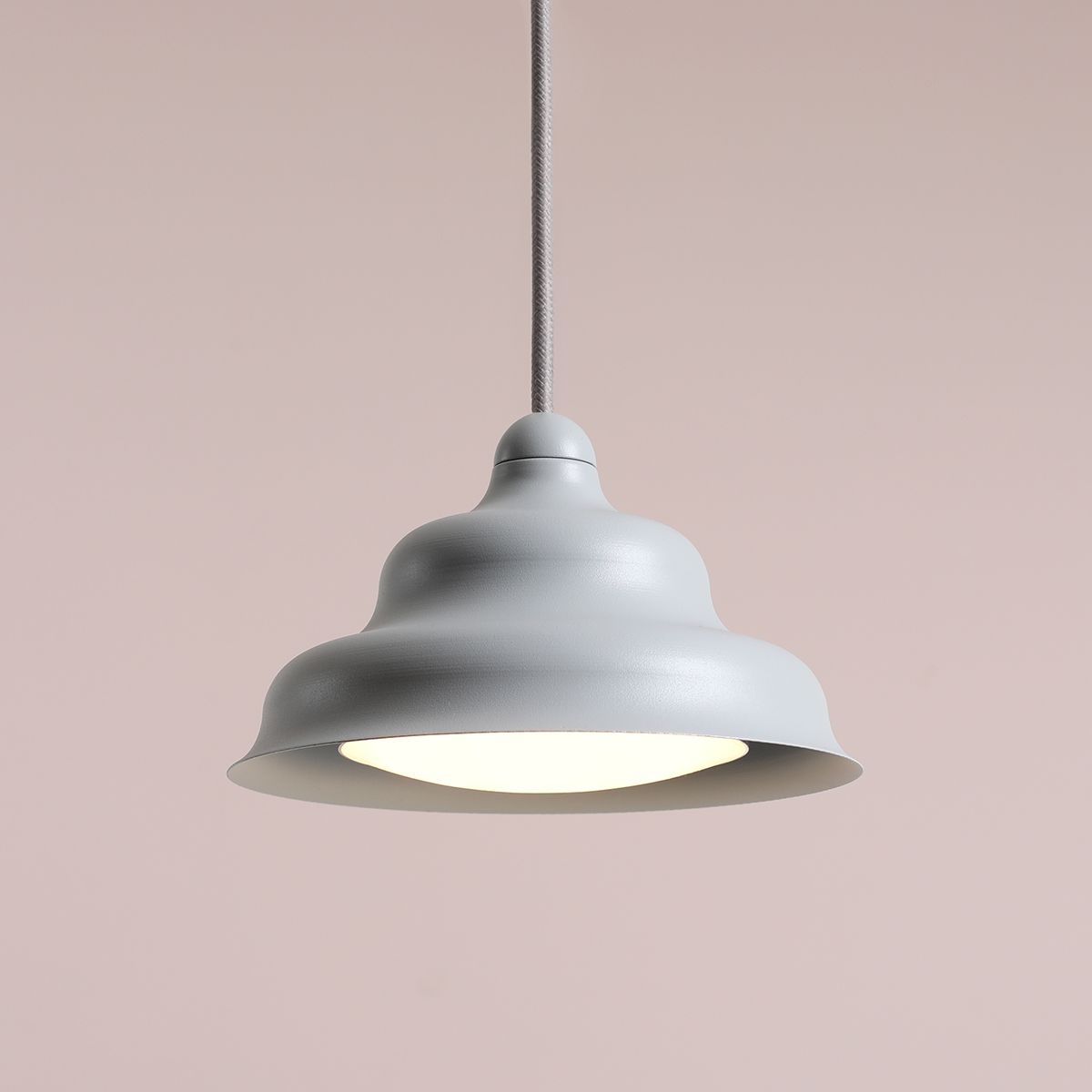 Wave Ø17 Blå loftslampe Fra Artera - Den forvitrede skærm af metal i en mat grå bl&aring; farve giver en flot spredning af lyset nedad, hvilket gør den perfekt til at hænge over spisebordet eller køkkenet.